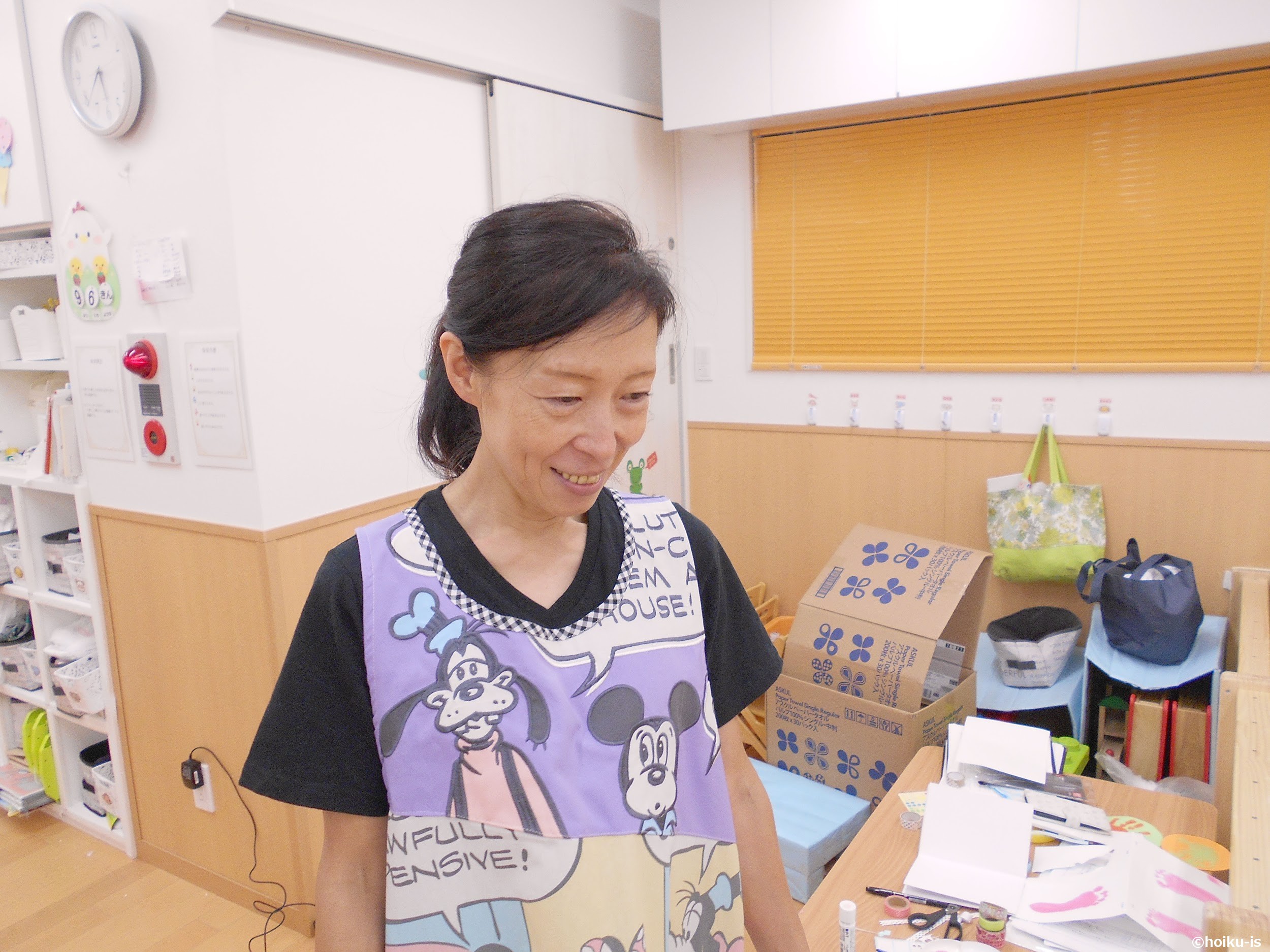 エプロンを着ている女性保育士