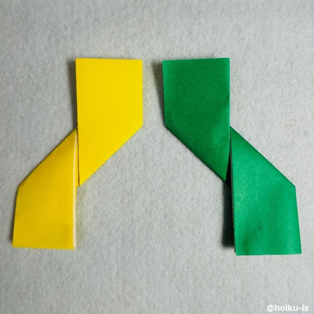 ⑧黄色の折り紙の左半分を下向きに折り、緑色の折り紙は上向きになるように折る。