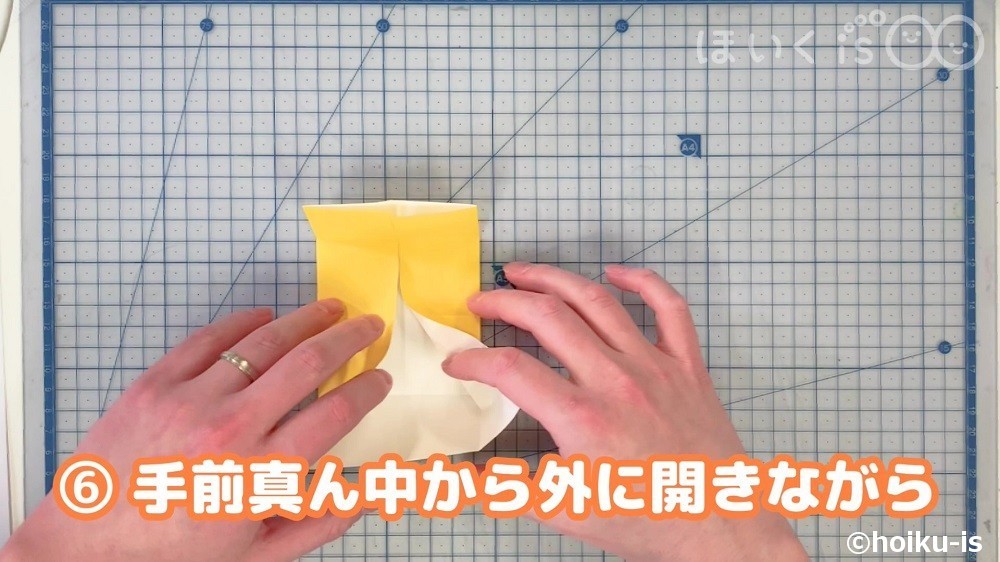 手前真ん中から外に開きながら