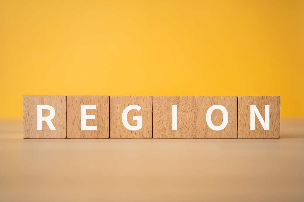 「REGION」と書かれた積み木