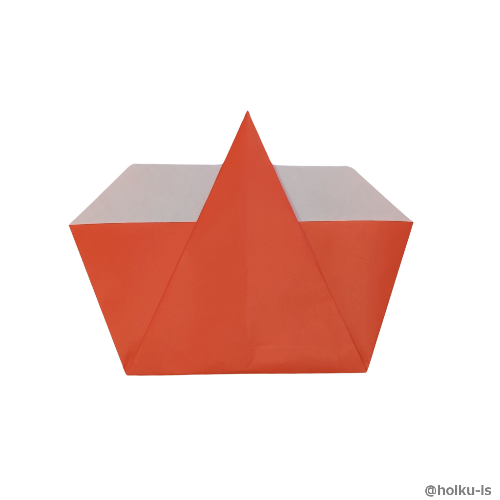 下の角を上の辺から少し出るように折る