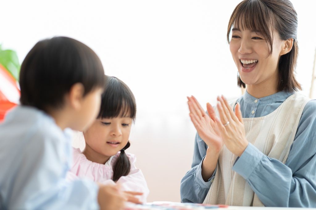 肯定的な言葉がけをする保育士
