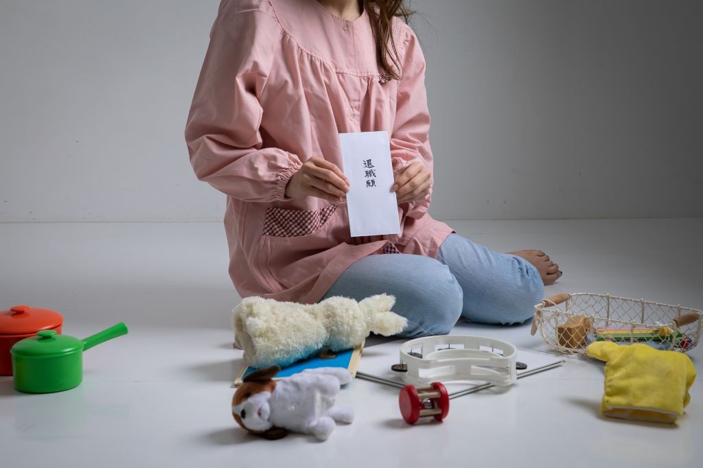 退職届を持つ保育士