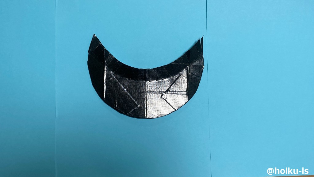 つばのパーツに黒ガムテープを貼る