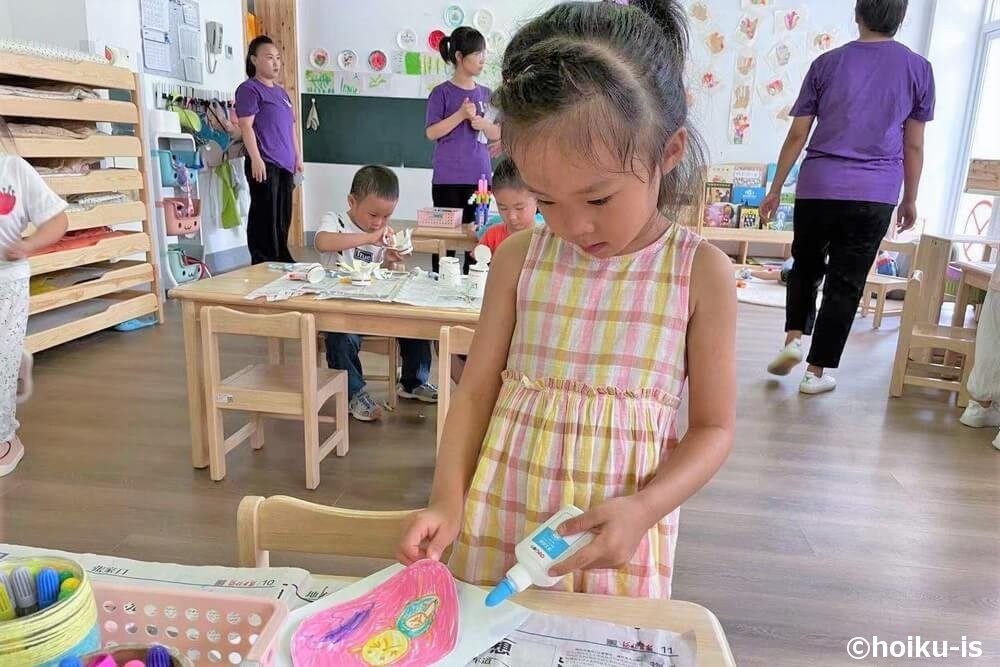製作遊びをする西安保育園の女の子