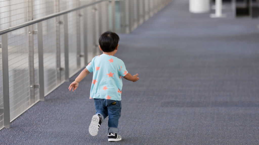 走る子ども