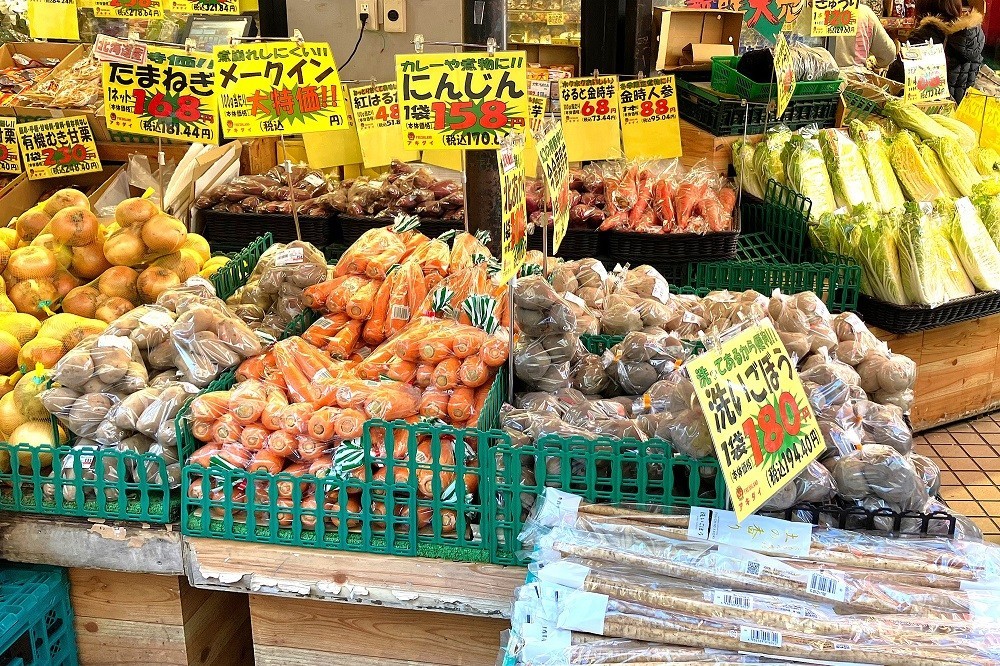 商店街の八百屋の店頭