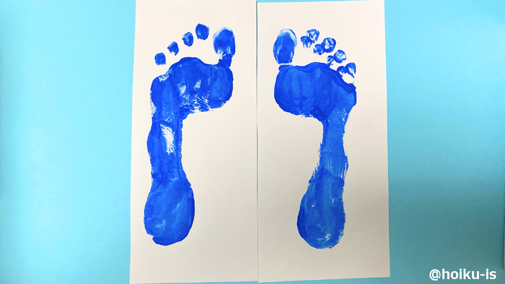 足に絵の具を塗って、白画用紙に足形を取る