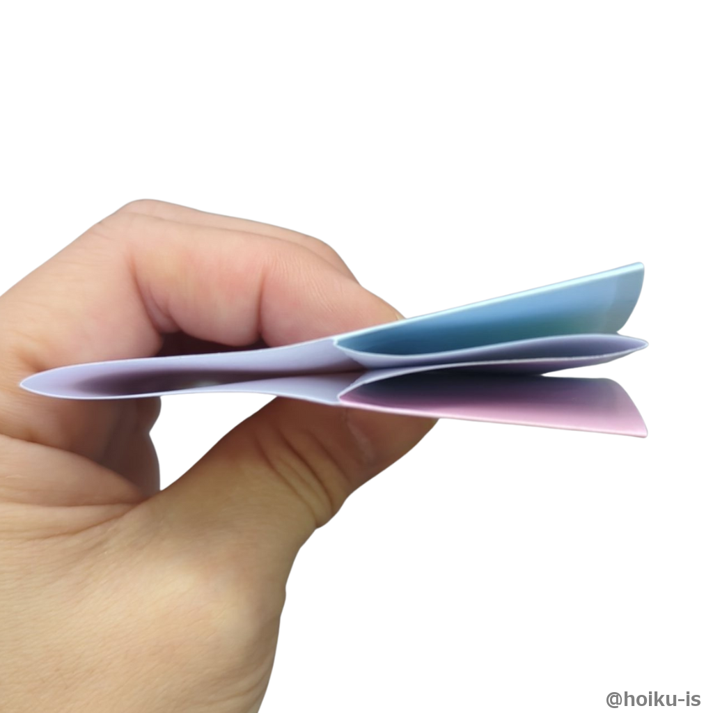 折り筋に合わせて折りたたみます