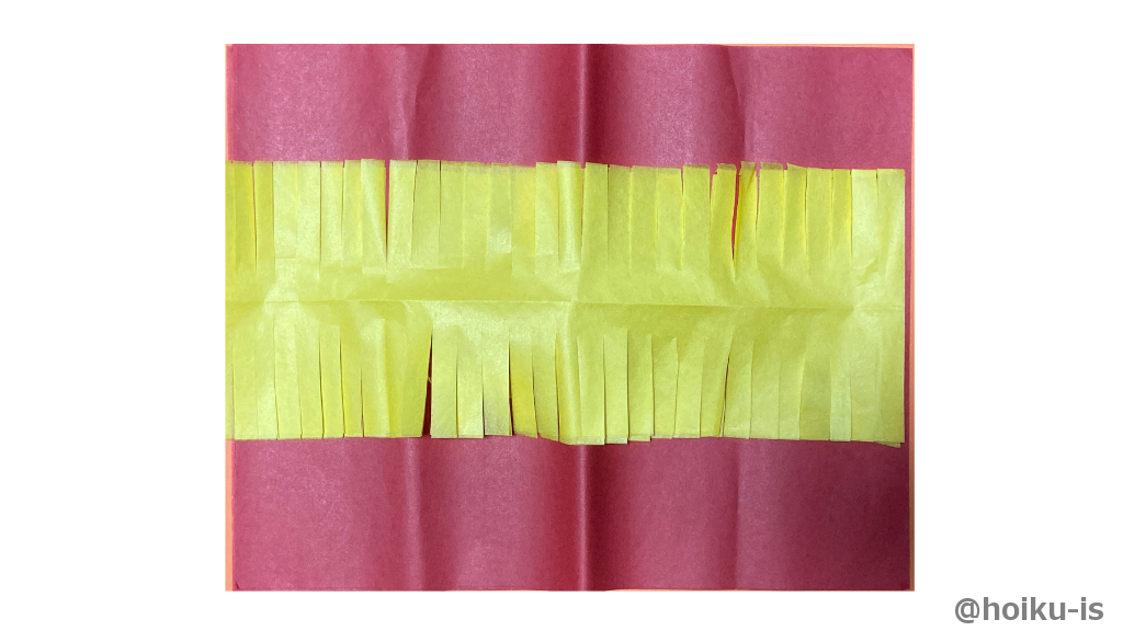 赤色のお花紙6枚の上に、黄色のお花紙を広げて置く