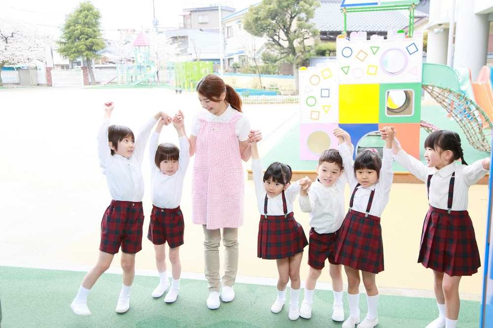 幼稚園の先生と子どもたち