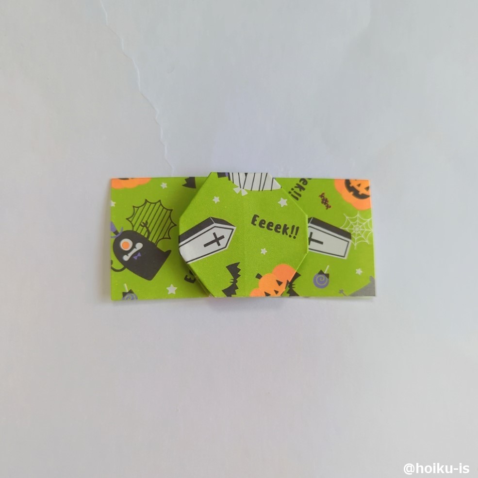 折り筋を作った部分を中割り折りします