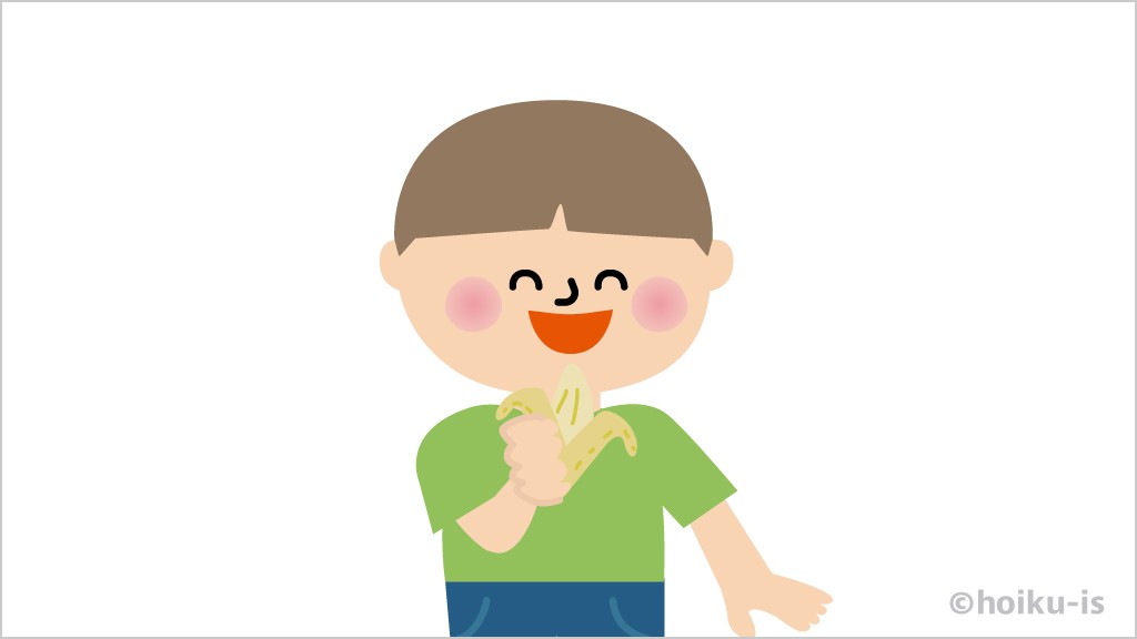 ハンカチで作ったバナナを食べる真似をする子ども