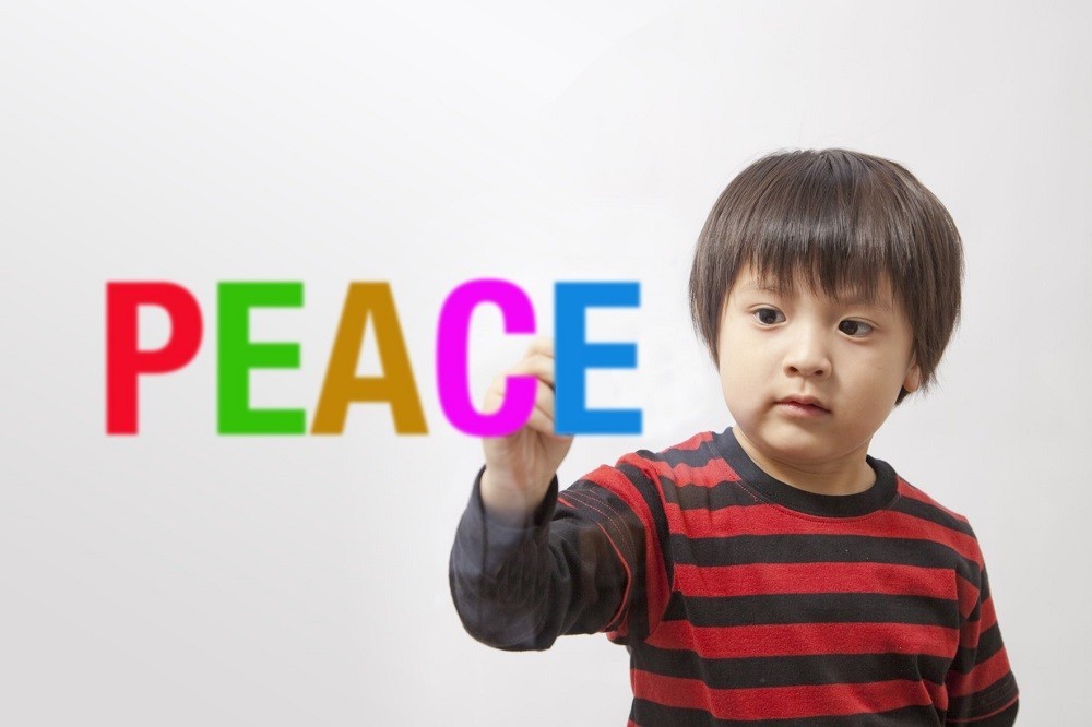 「PEACE」の文字と子ども
