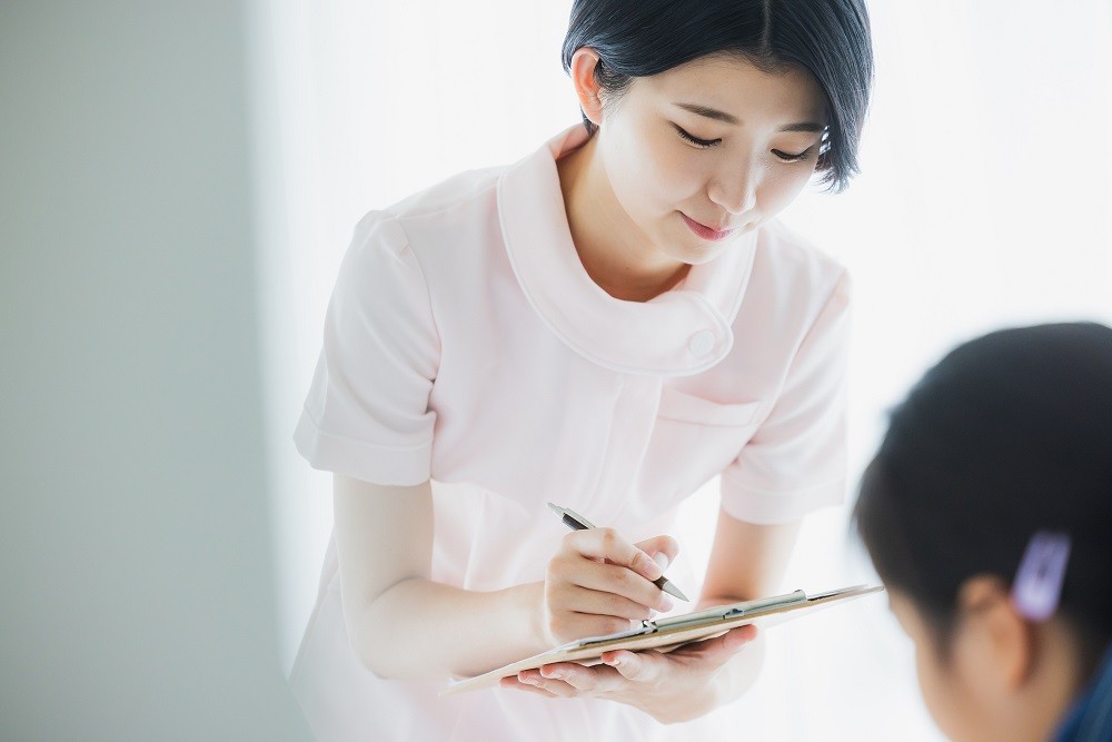 子どもの体調をチェックする保育園看護師