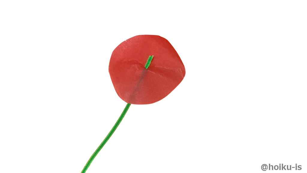 花びらの中心もつまようじで穴をあけて、1枚をモールに通す