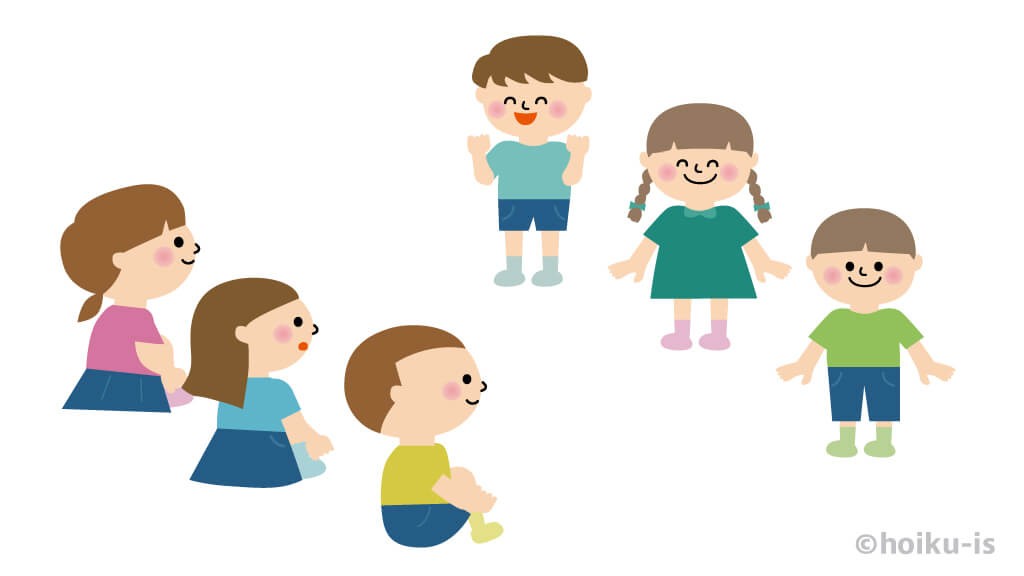 立っている子どもと座っている子ども