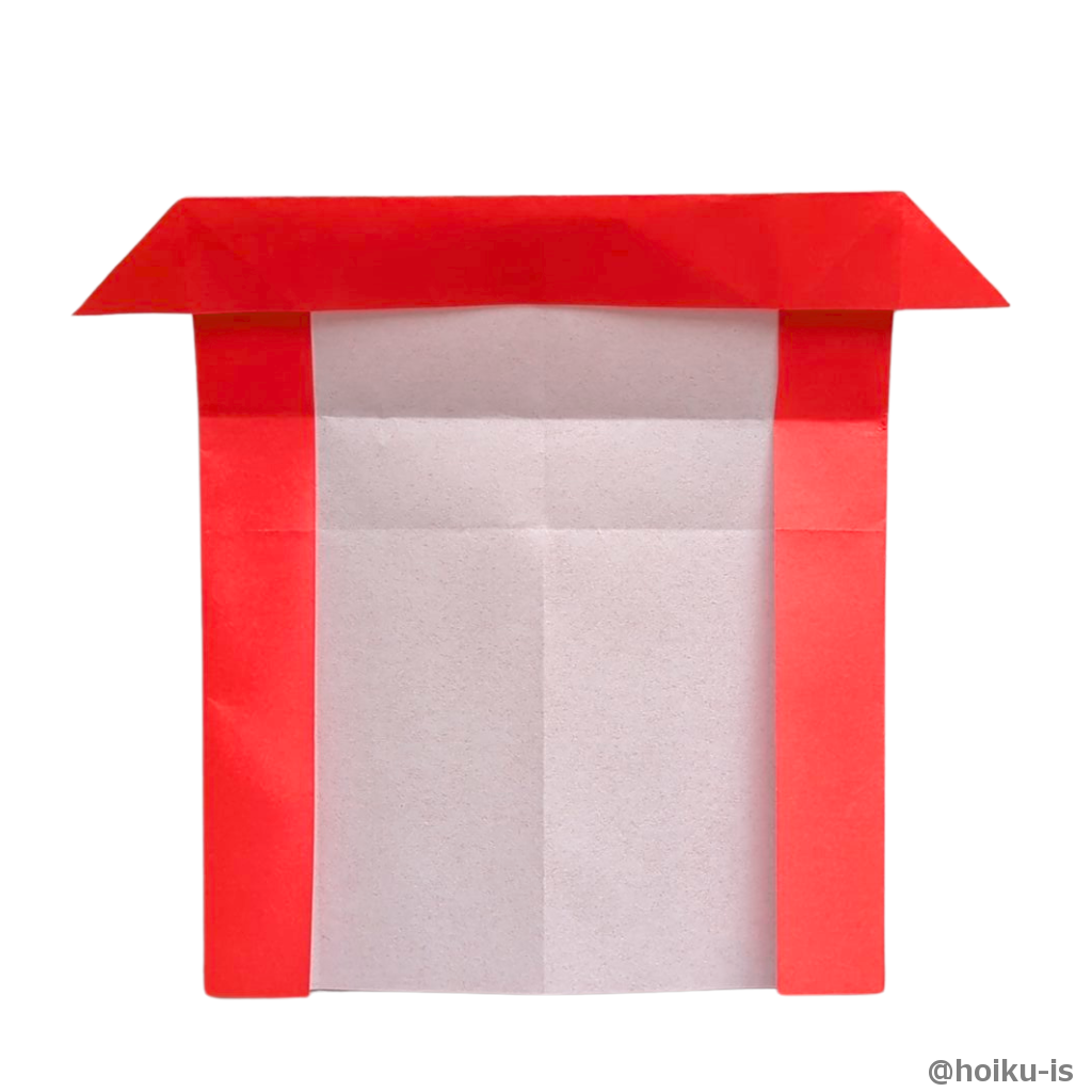 上から2本目の線に沿って、左右の辺を開いて折る