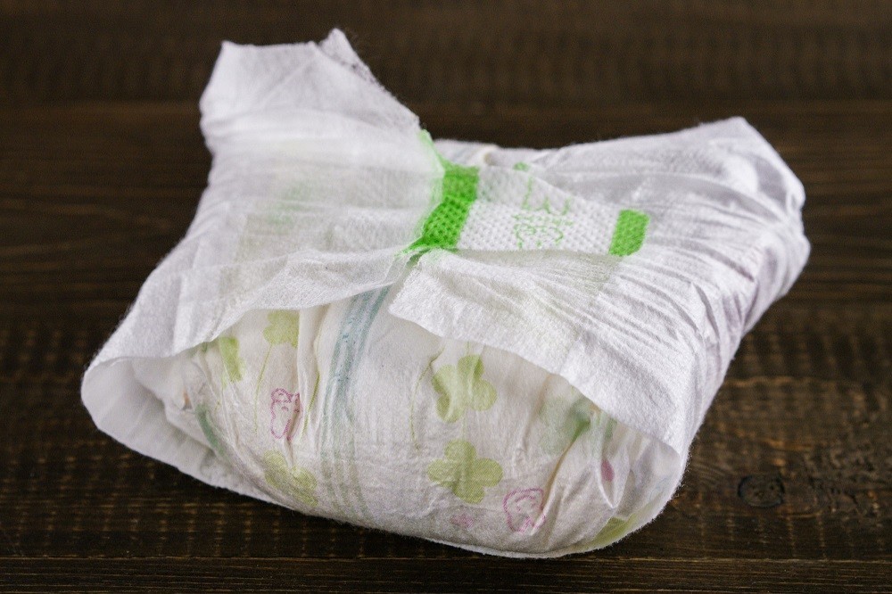 使用済みで畳まれた紙おむつ