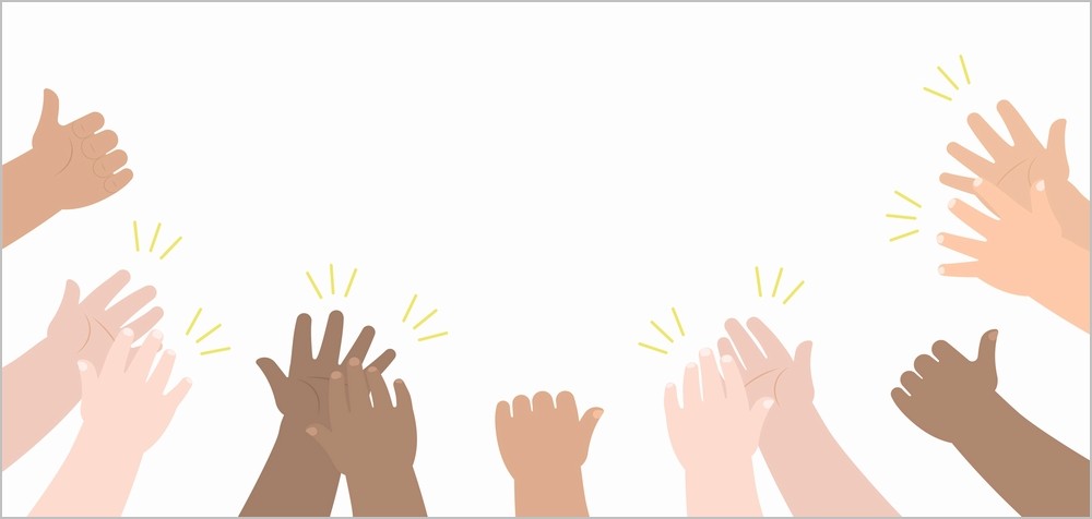 手を叩いている子どもたちの手