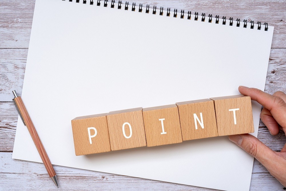 「POINT」と書かれた積み木とスケッチブック
