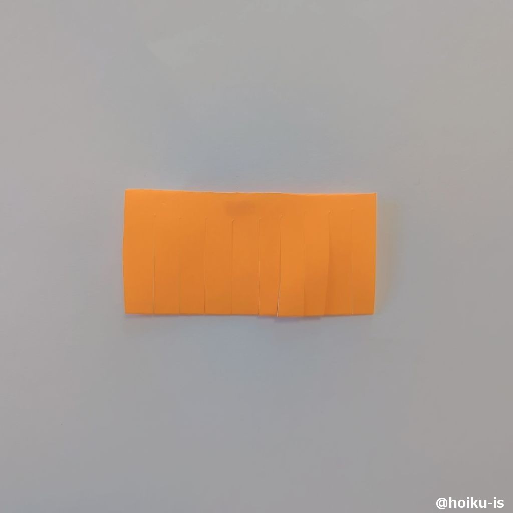 輪になっている方を1cm間隔でハサミで切る