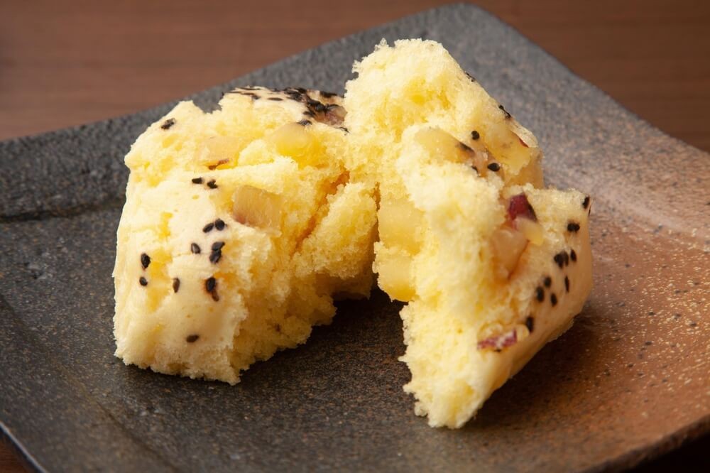 お皿に盛りつけられたさつまいもケーキ