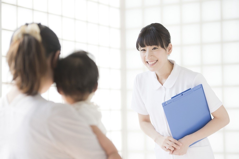 保護者対応をする保育園看護師