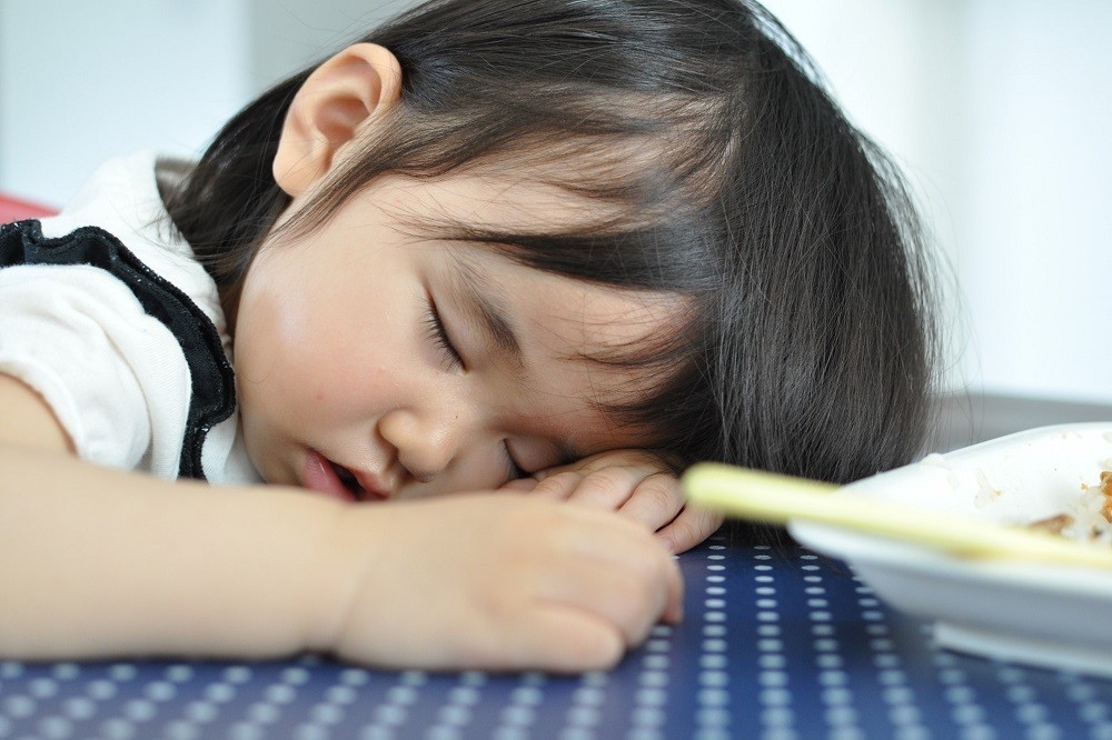 食事中に眠ってしまった子ども