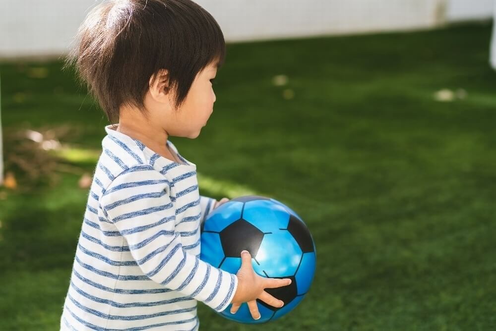 サッカーボールを持つ子ども