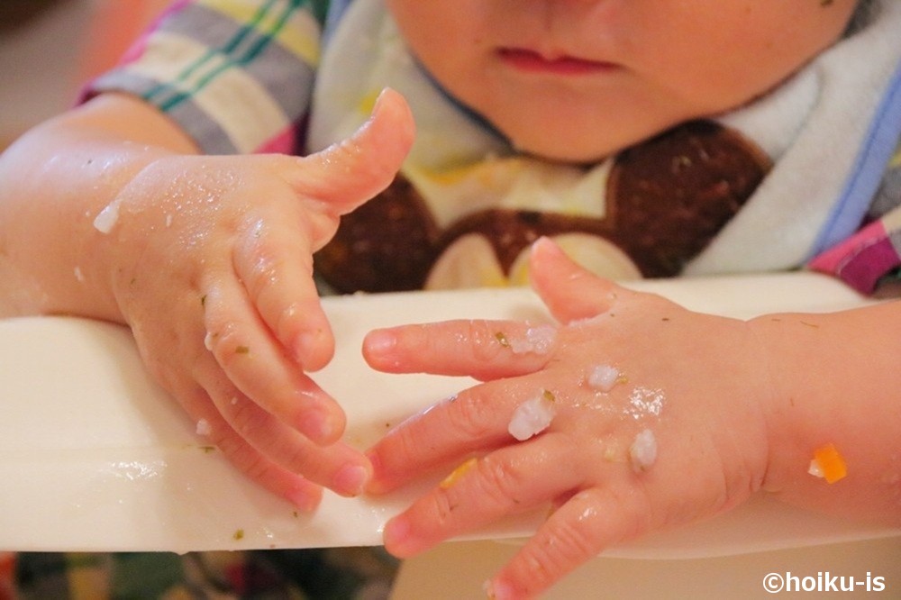 遊び食べをしている幼児の手元