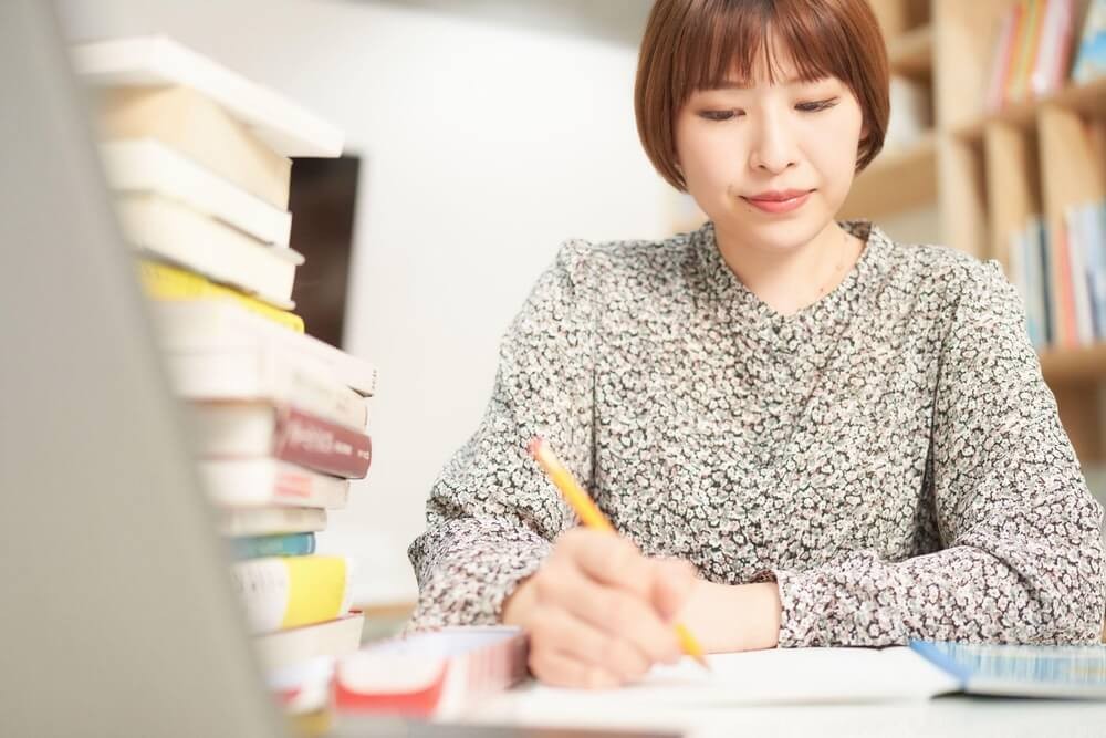 勉強をする女性