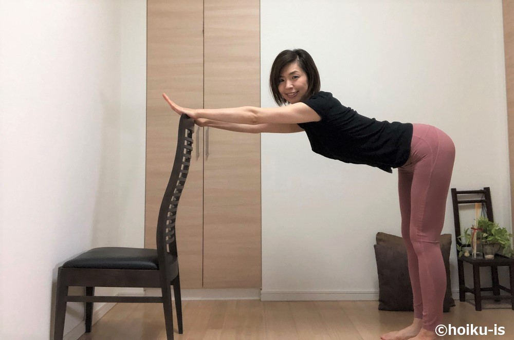 背面を伸ばすストレッチをするごとうりえ先生