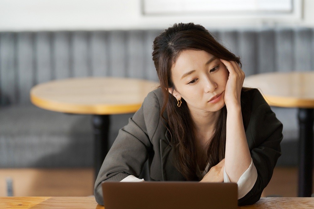 思い悩んでいる様子の女性