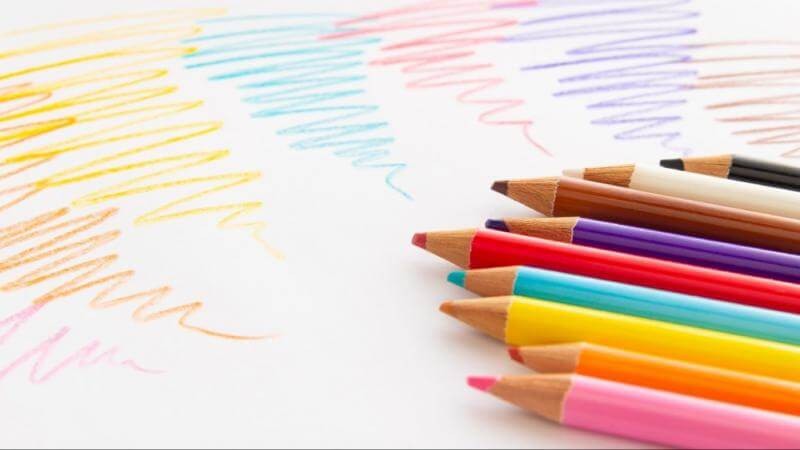 色鉛筆と画用紙