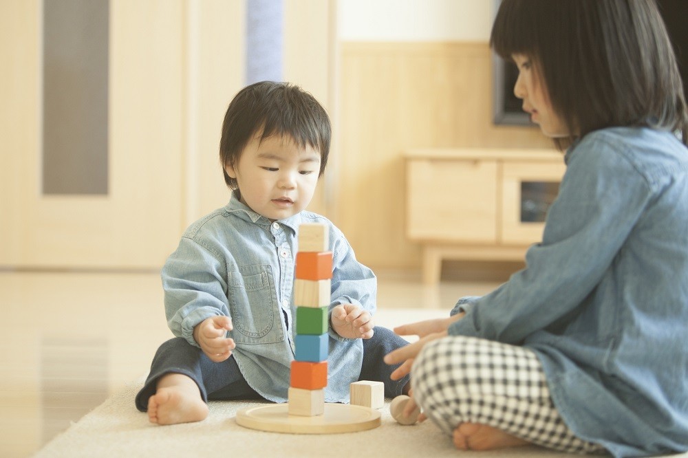 異年齢の子ども同士が遊んでいる様子