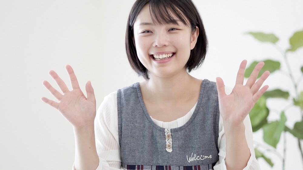 手を開いて笑う保育士