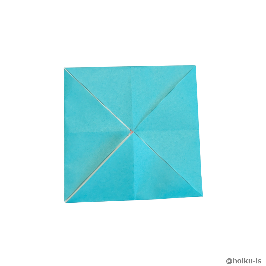 対角線の中心に向かって四つの角を折る