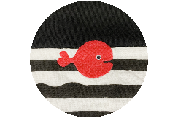 『きんぎょが にげた』コラボTシャツ・刺繡部分アップ