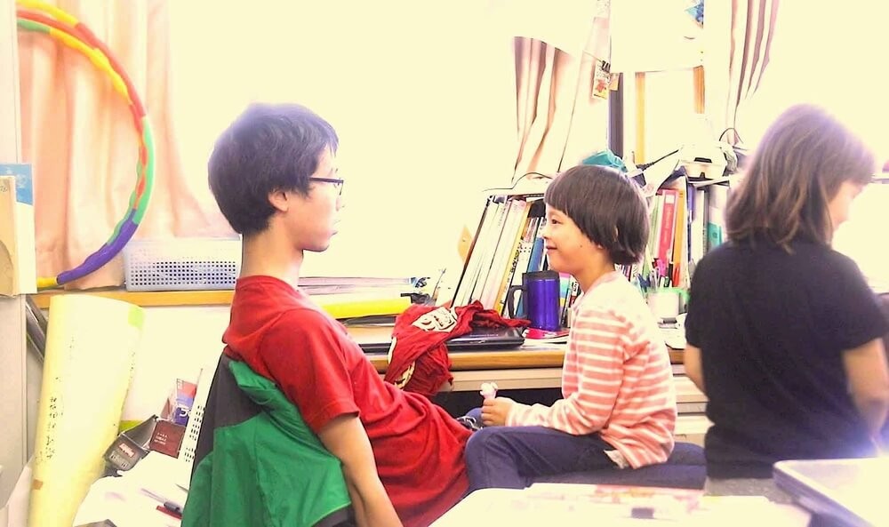 南アルプス子どもの村小学校の職員室