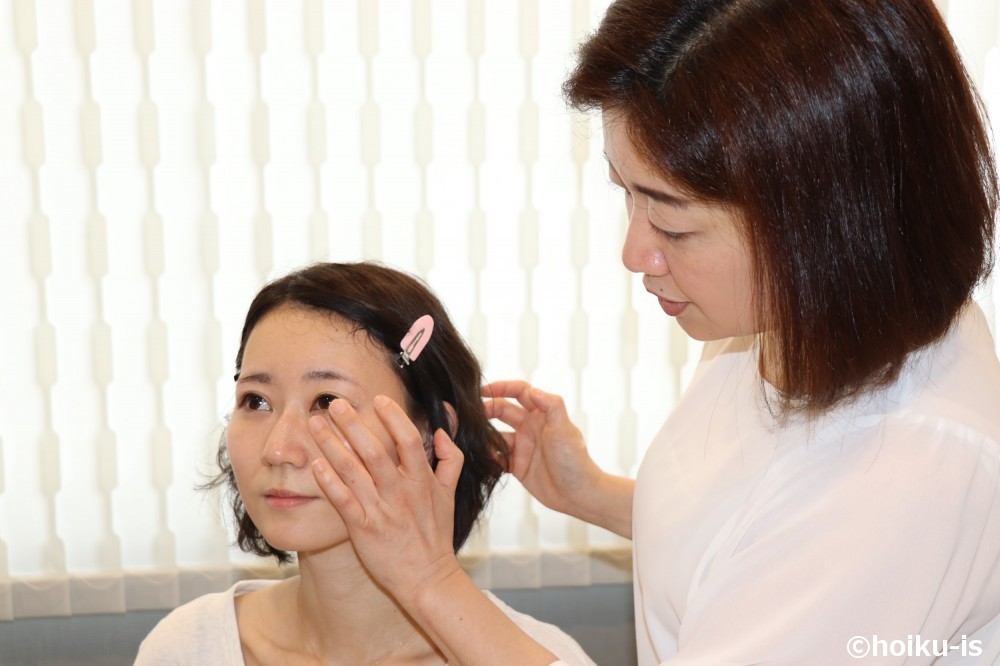 プロにメイク指導を受ける女性