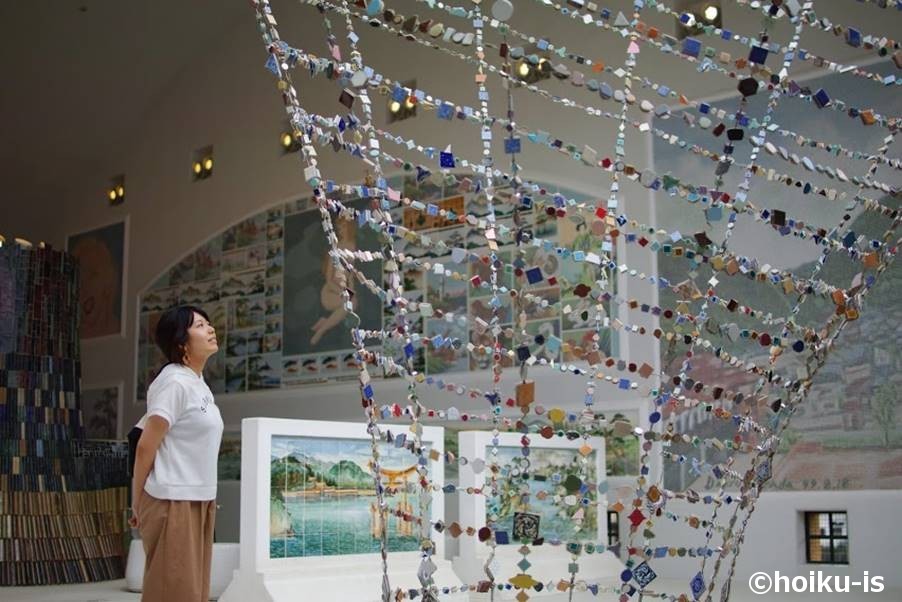 タイルを使った美術品を見る藤本ちか先生