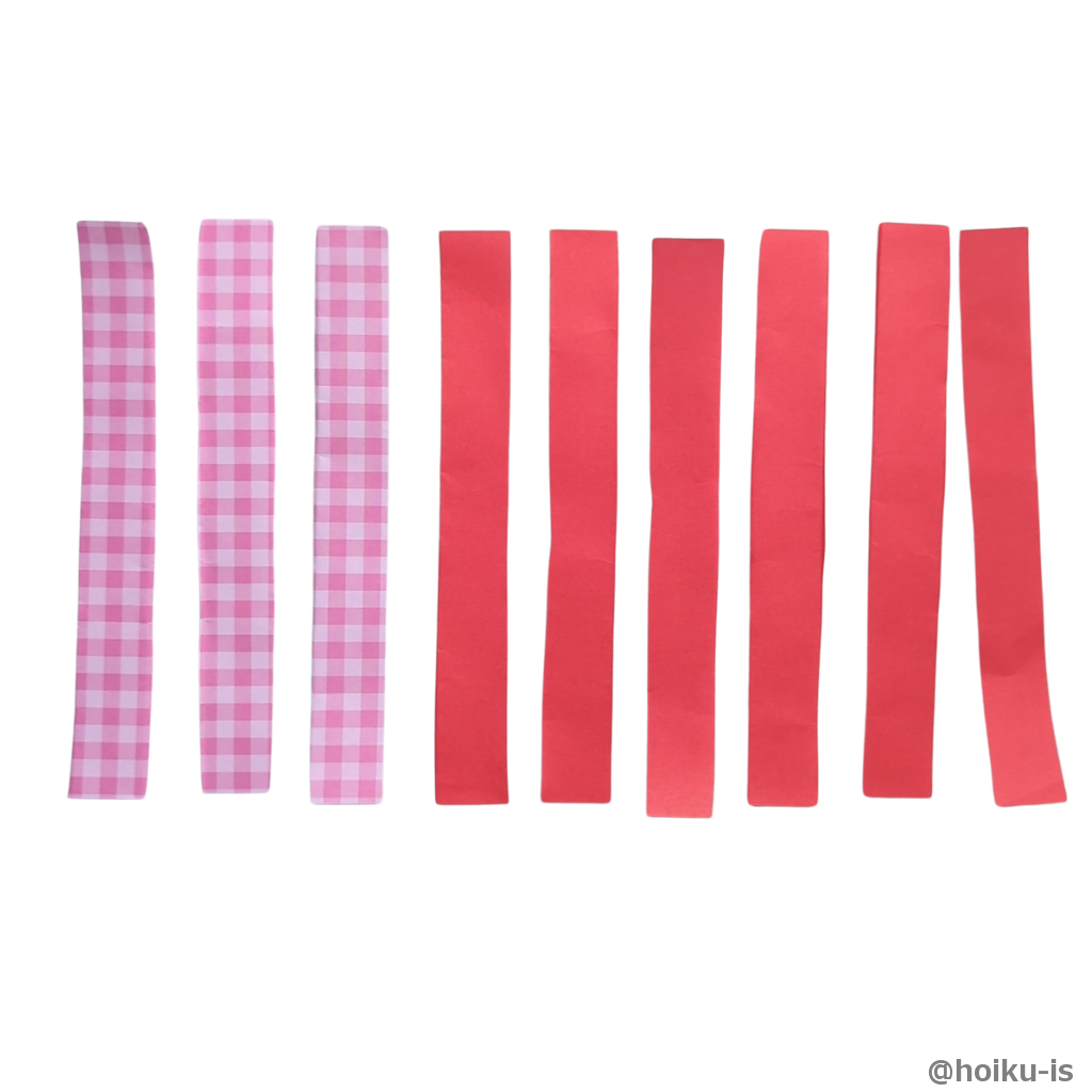 筋に沿って切ります。中心の折り紙1枚に対してほかの色の折り紙を2枚用意します