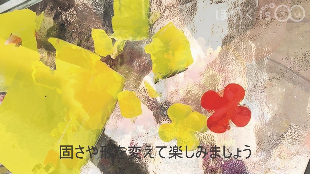 寒天ねんどの固さや形を変えて遊んでいるところ