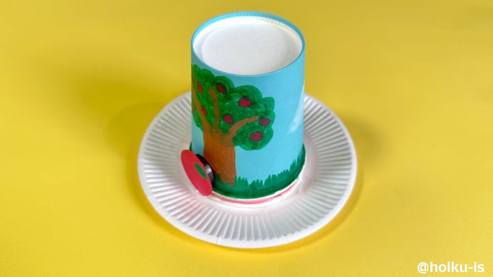 土台に紙コップを被せる