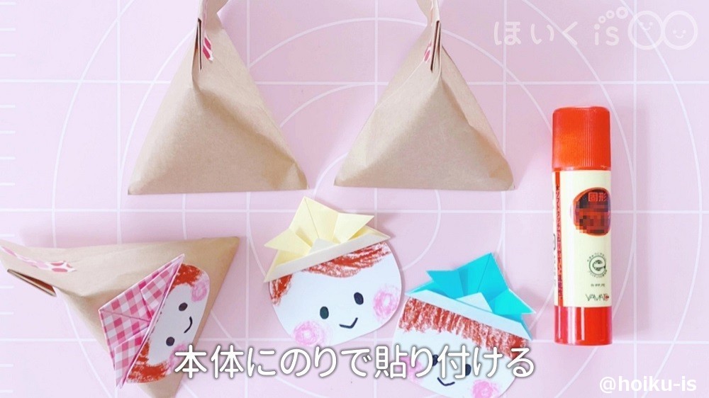 本体にのりで顔を貼り付けているところ