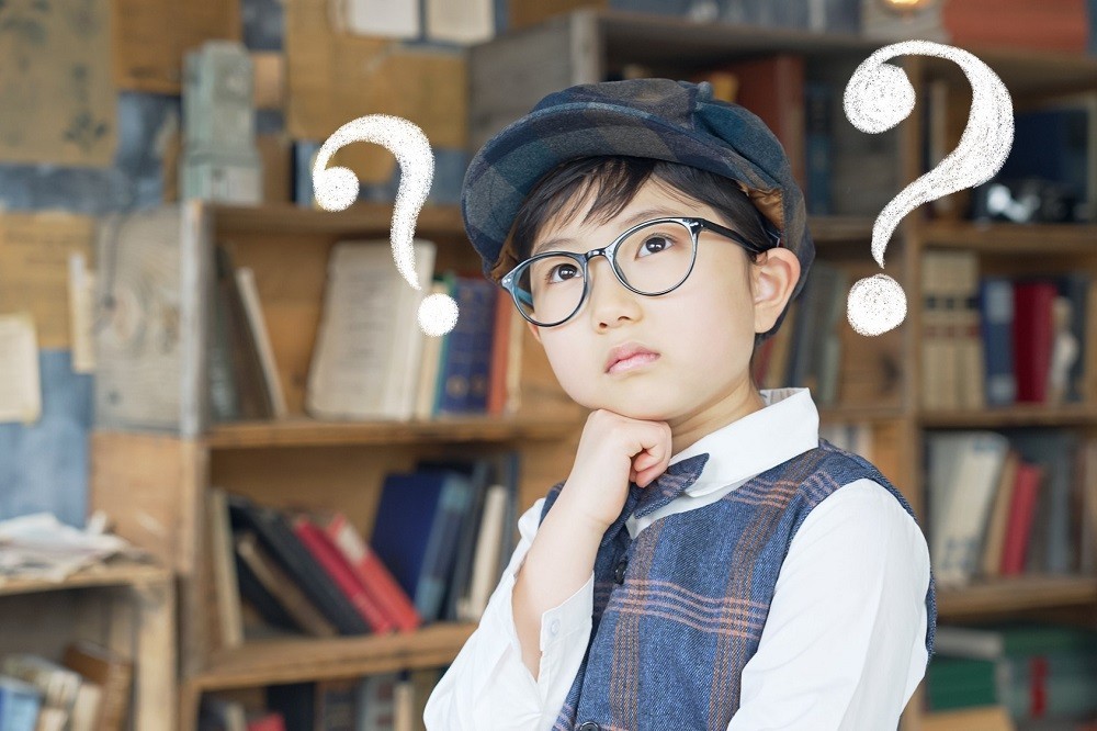 クイズの答えを考えている男の子