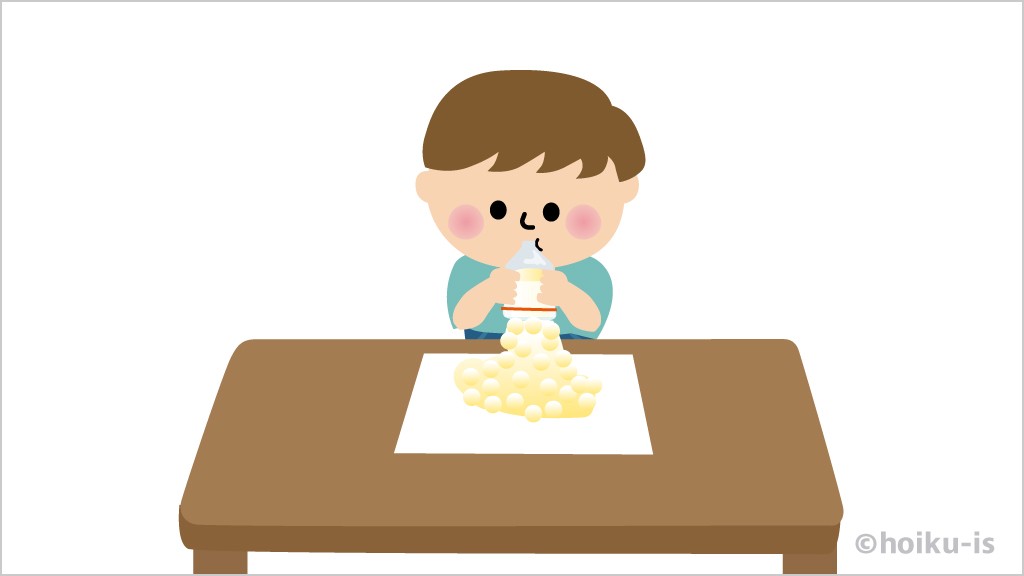 色のついた泡で画用紙に色付けをする子ども