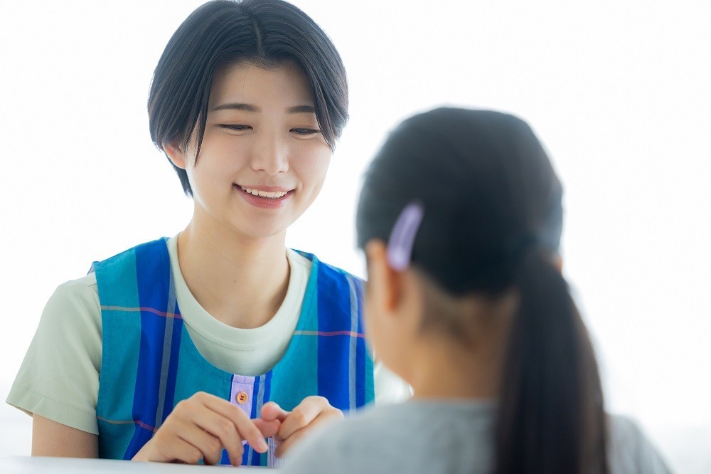 子どもに声かけをする保育士