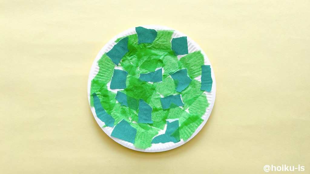 ２、ちぎった花紙・折り紙を紙皿に貼る